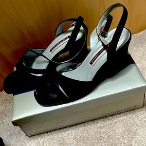 Amanda Smith heeled sandals. Slightly worn. Size 8 1/2. Fabric straps